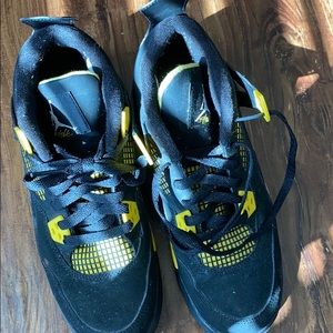 Jordan4 retro thunder